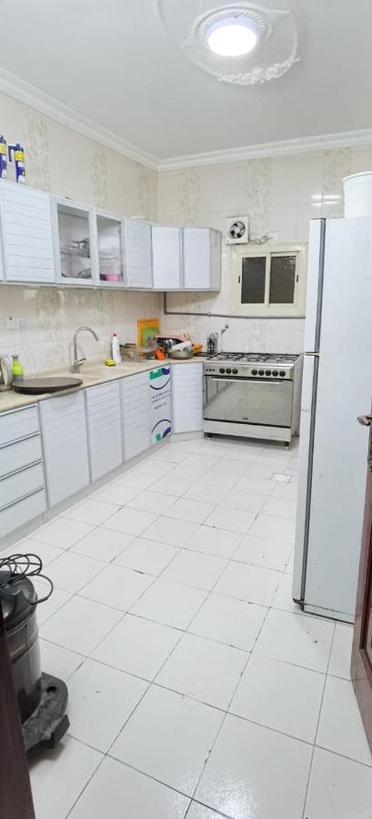 شقة عائلية -ليست فندقية- 8 دقائق بالسيارة للحرم أو قباء - Medina Екстер'єр фото